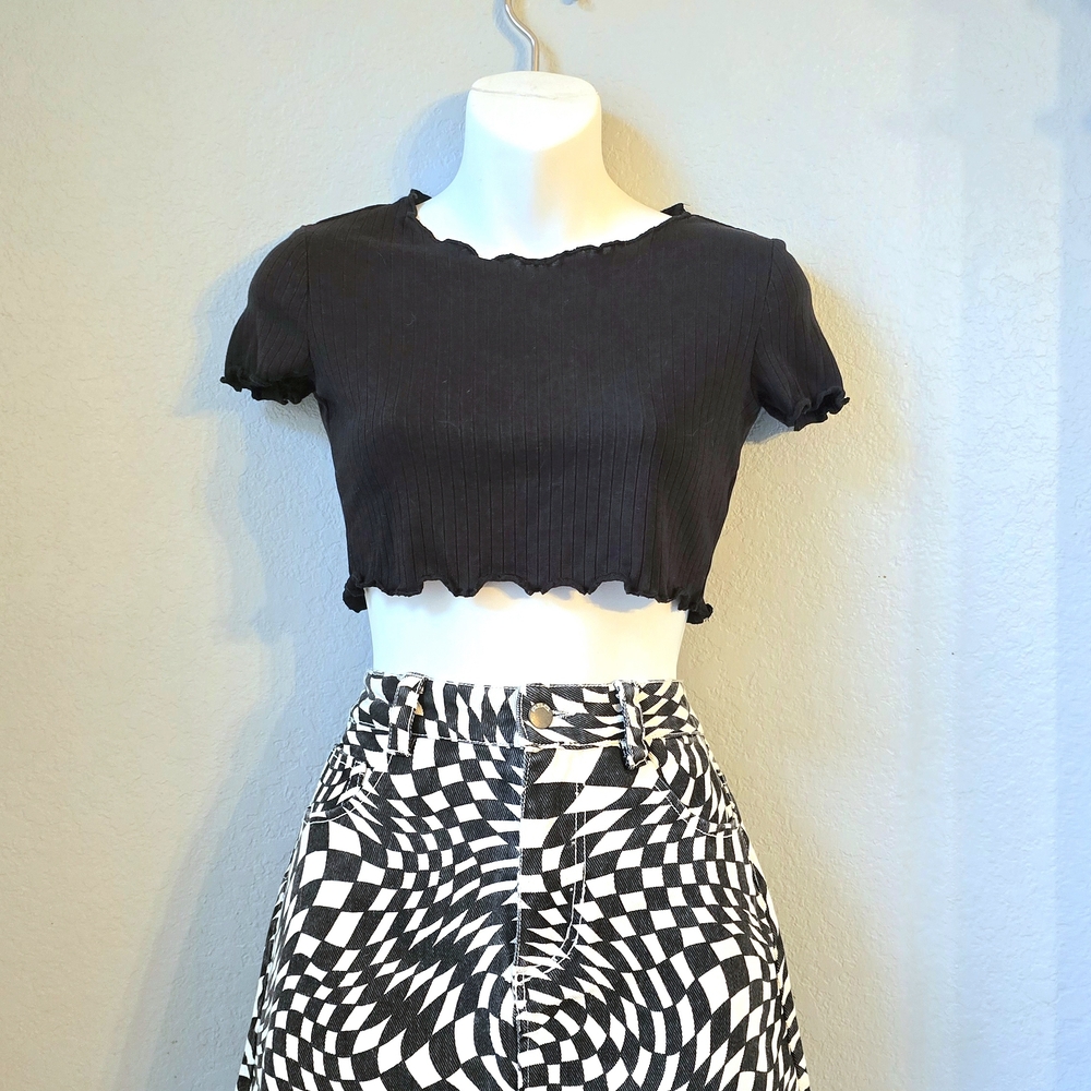 Cute Black Ribbed Crop Top With Scalloped Edge | Size S